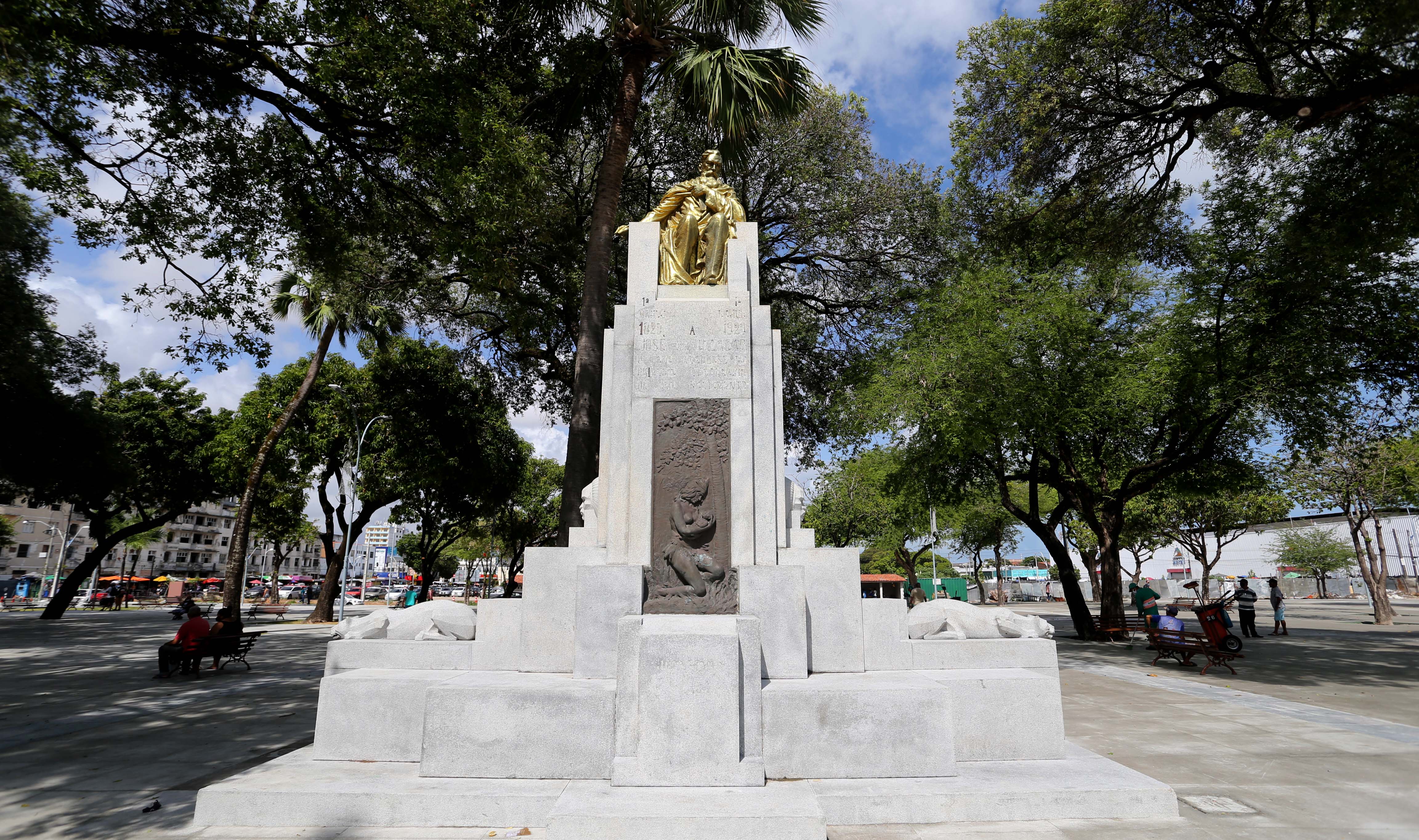 a imagem mostra a estátua do escrito josé de alencar